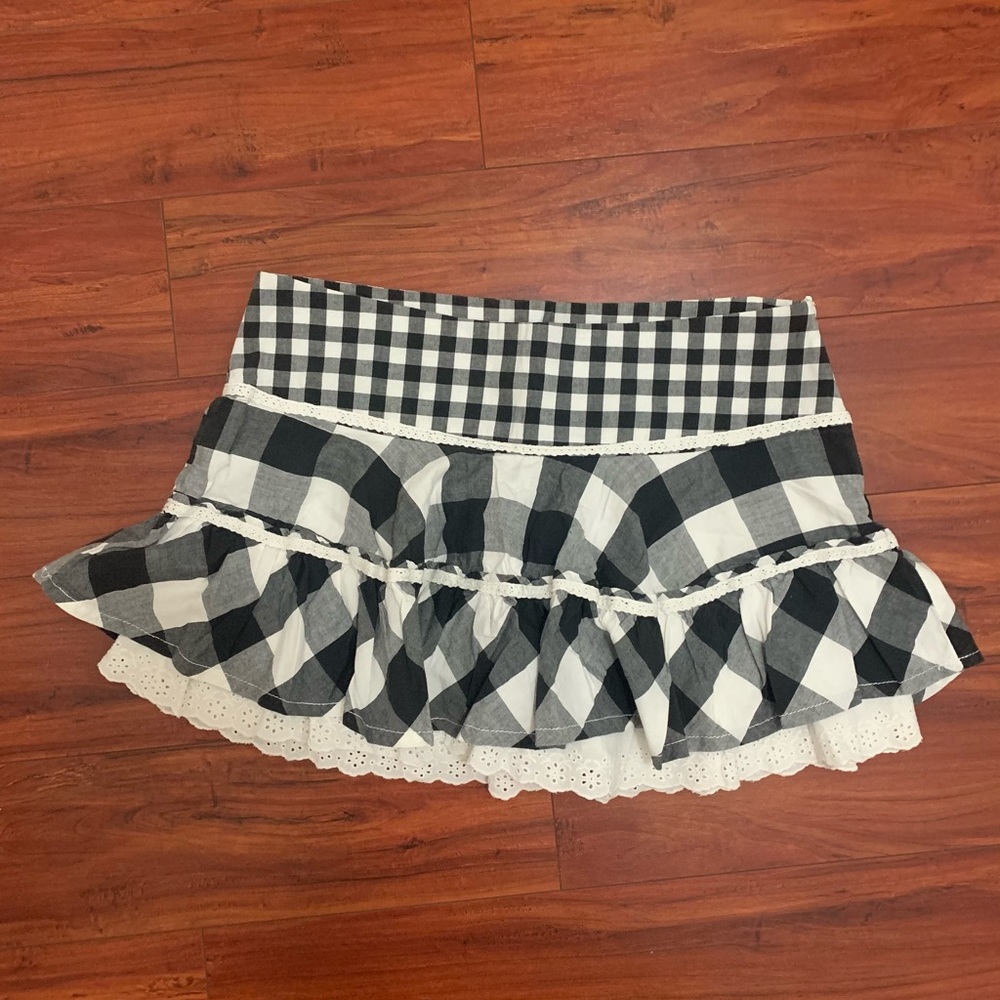 Beautiful white and black plaid mini skirt.